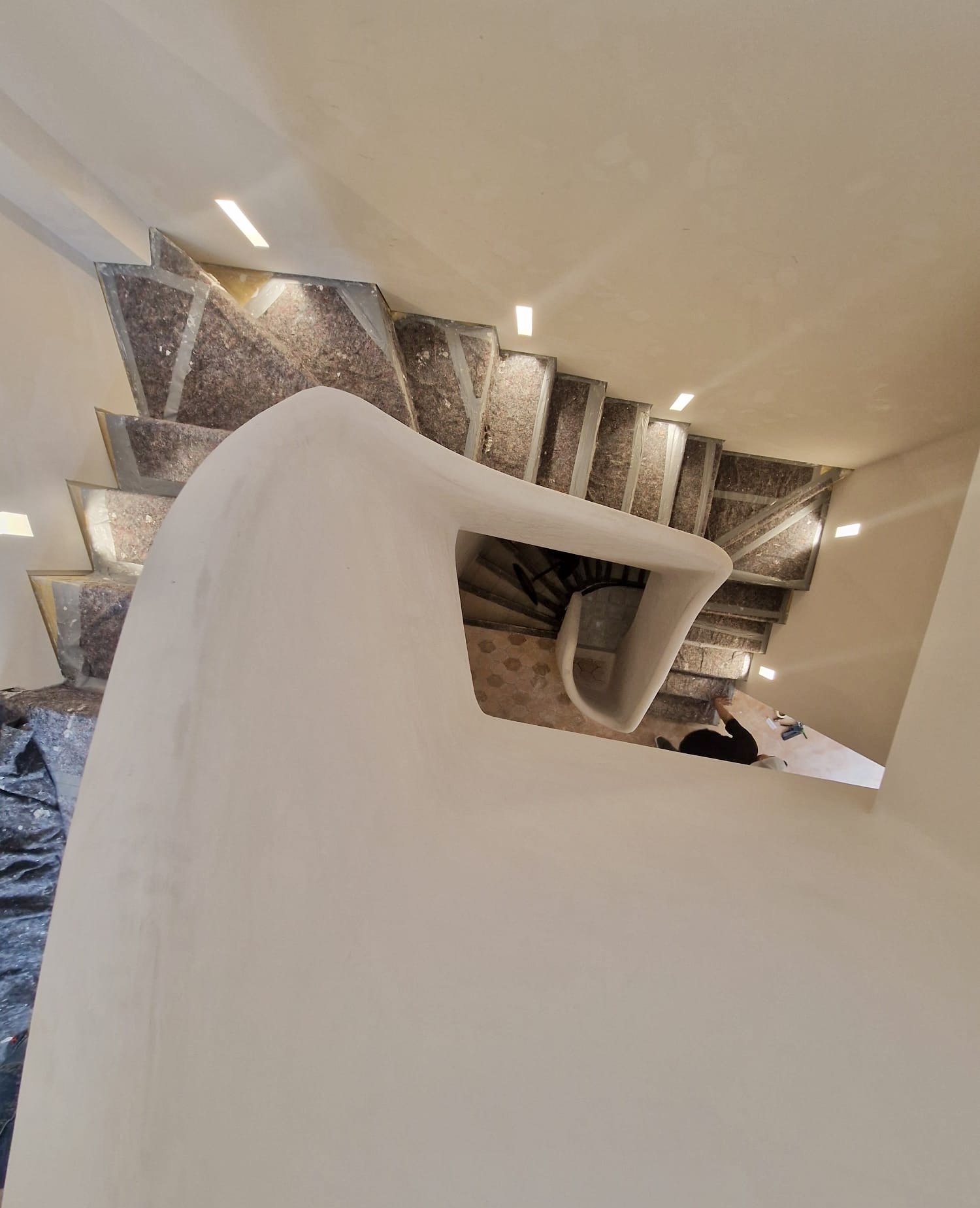 Escalera helicoidal de yeso pulido