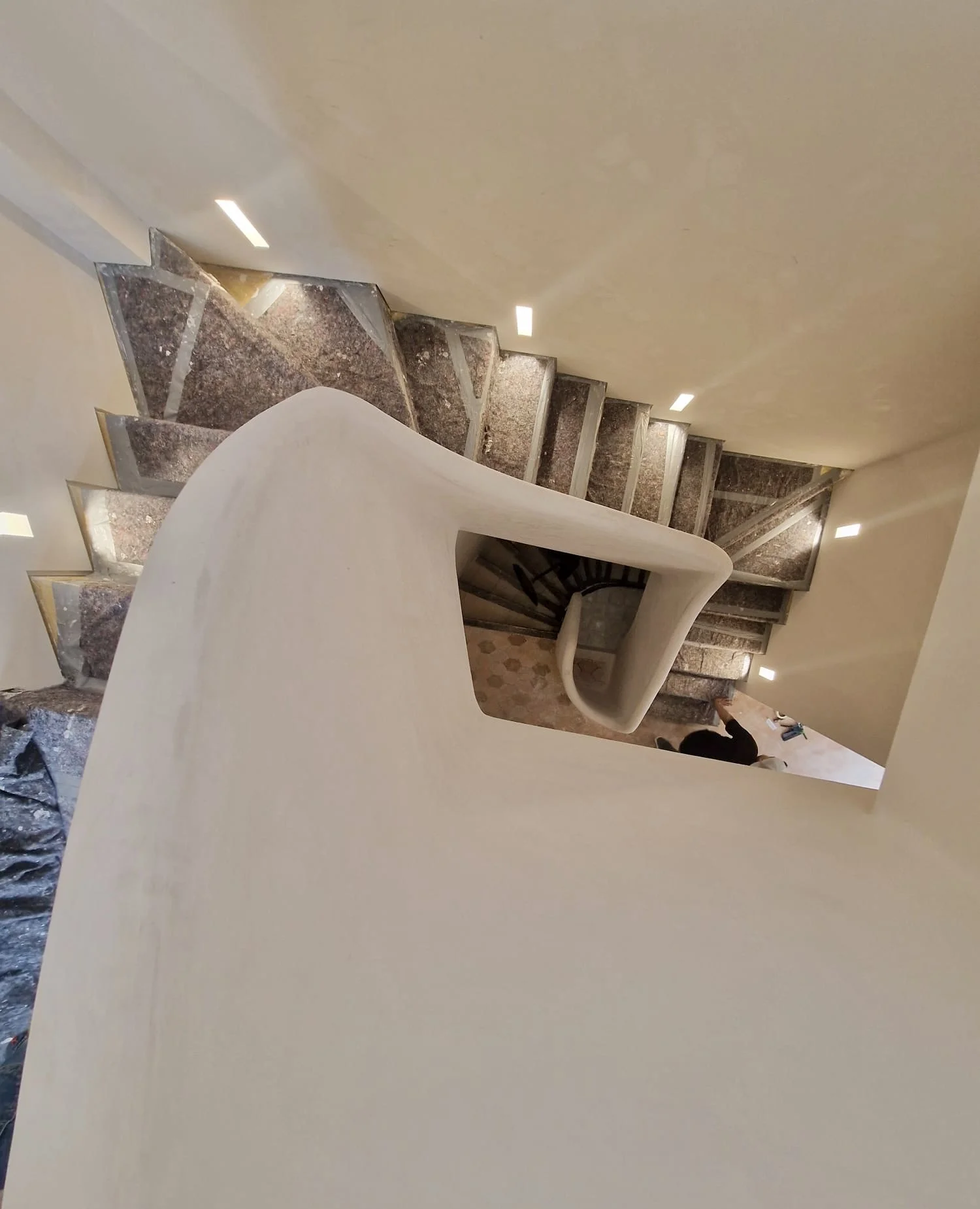 Escalera helicoidal de yeso pulido