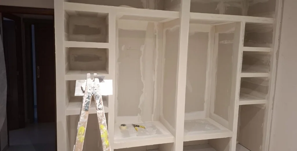 Estructura de vestidor de pladur en fase de obra