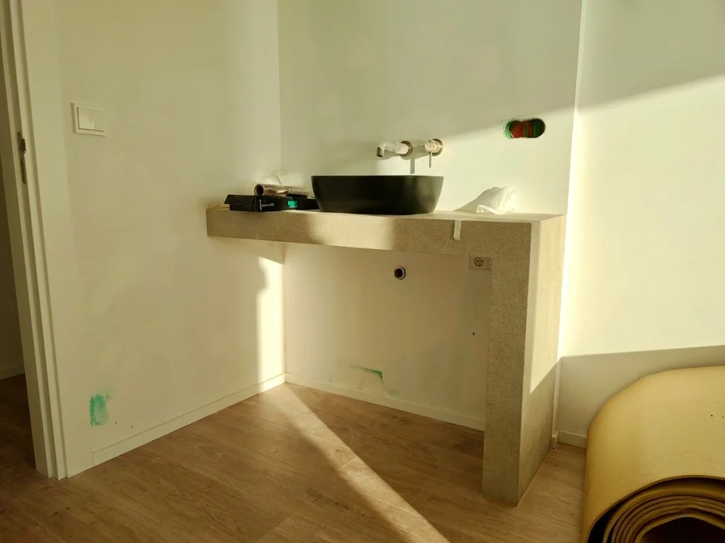 Encimera terminada con lavabo negro