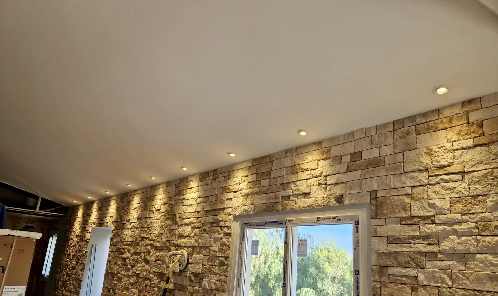 Revestimiento de piedra natural con downlights empotrados