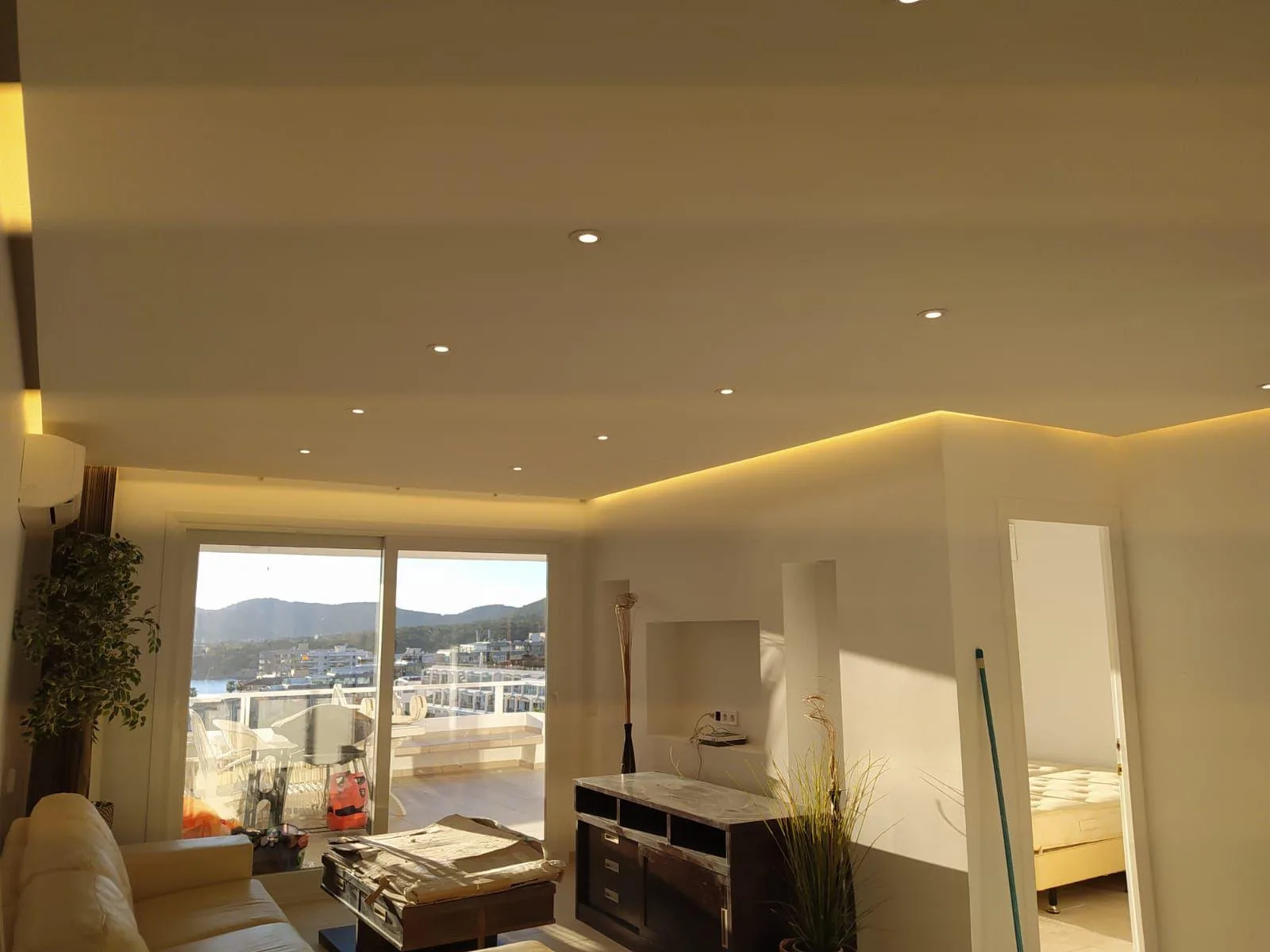 Salón con iluminación LED perimetral y vistas al mar