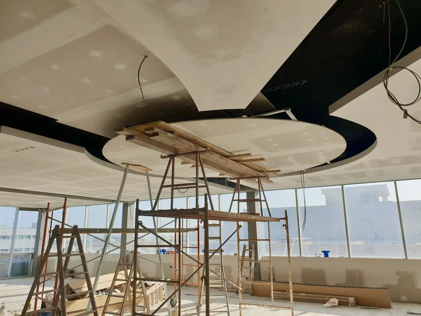 Techo circular de pladur con estructura decorativa