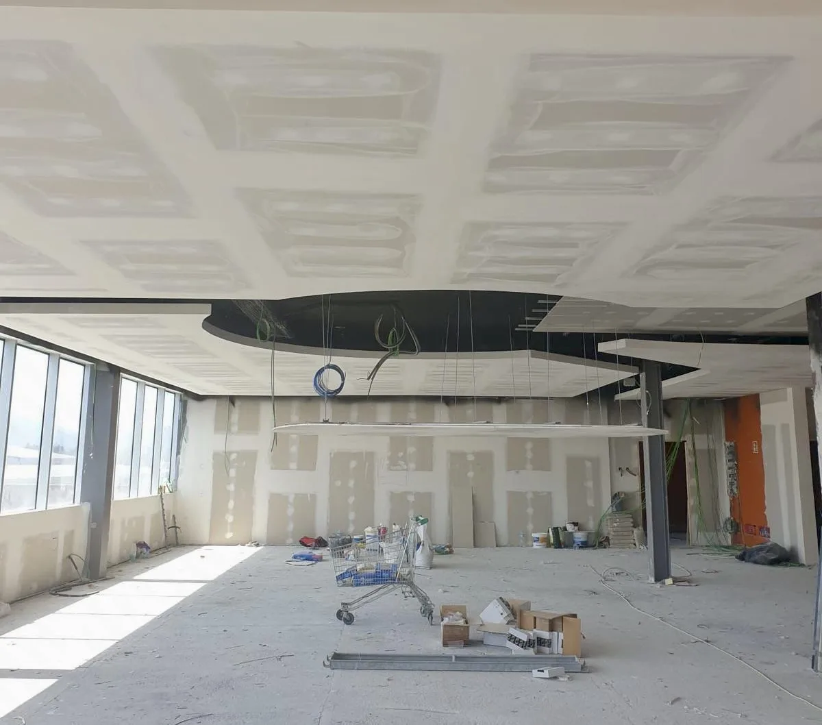 Falso techo de pladur decorativo en construcción